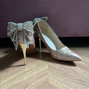 Elegant Bow-Embellished Heels in Gold